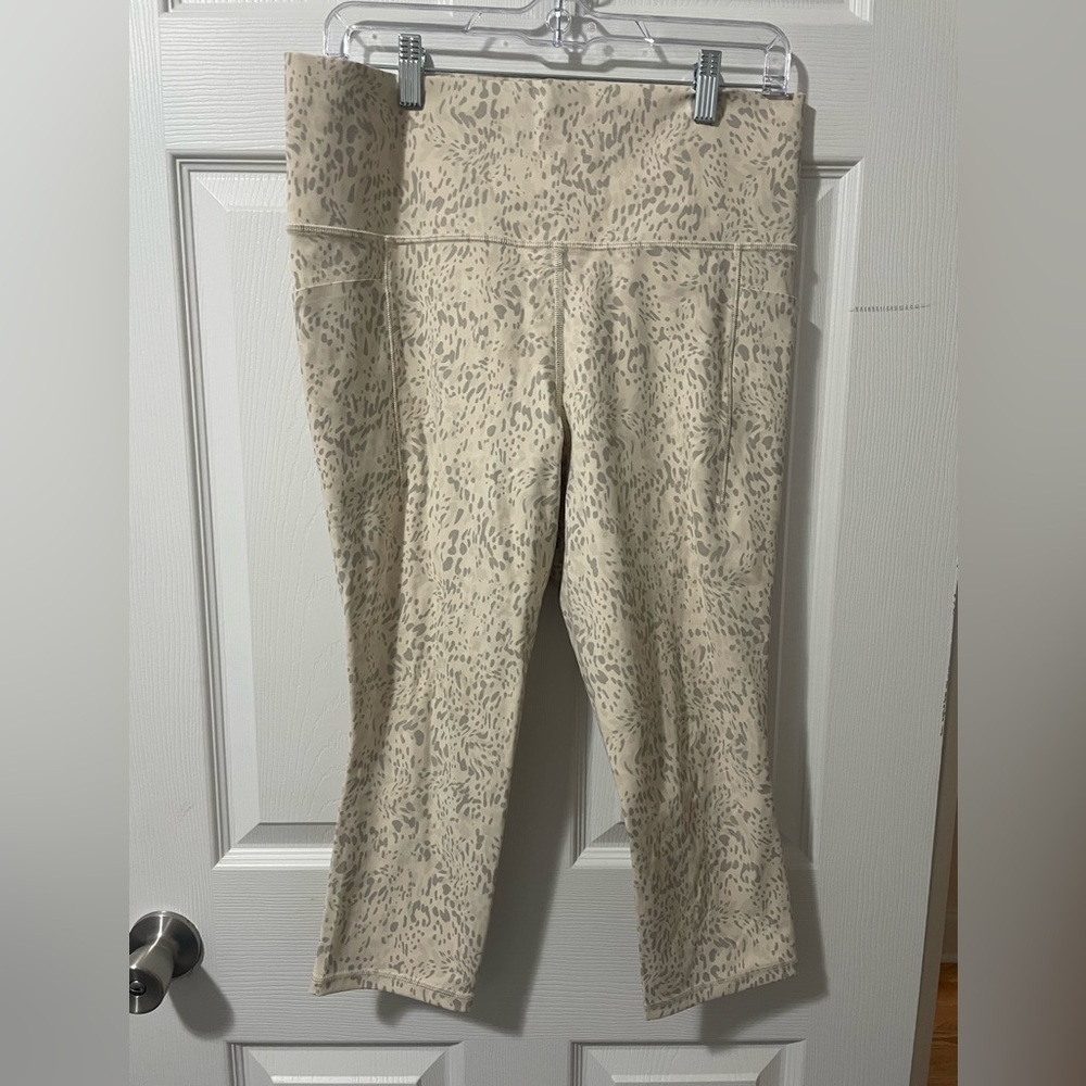 Athleta Leopard Patterned Salutation Stash Pocket ll Capri Pants